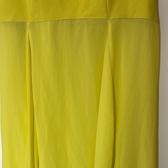 Gorgeous slim flowing yellow sleeveless gown, high neck enclosure with open back - Picture 6 of 7